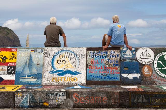 Portugal Acores 04.JPG - Portugal, Açores, île de Faial, Horta Marina, peintures sur les quais du port laissés par les marins qui s'arrêtent pendant la traversée de l'Atlantique